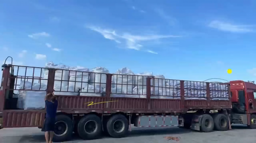 高品质聚丙烯酰胺产品在厂区装车运输