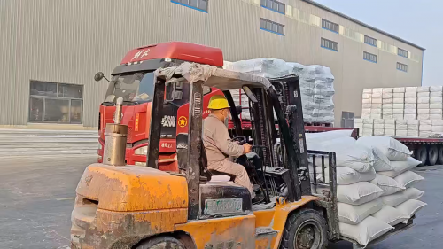 忠县聚丙烯酰胺混凝剂厂区装车准备