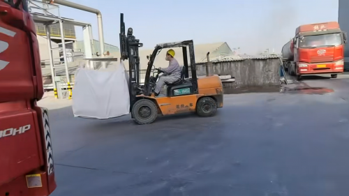 工厂厂区聚丙烯酰胺产品装车全景图