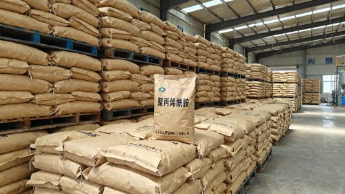 厂区聚丙烯酰胺粘合剂产品装车现场