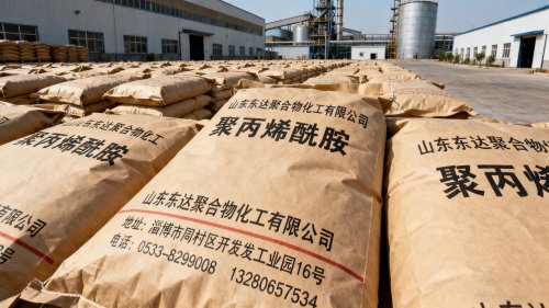 颜料厂聚丙烯酰胺产品装车操作场景